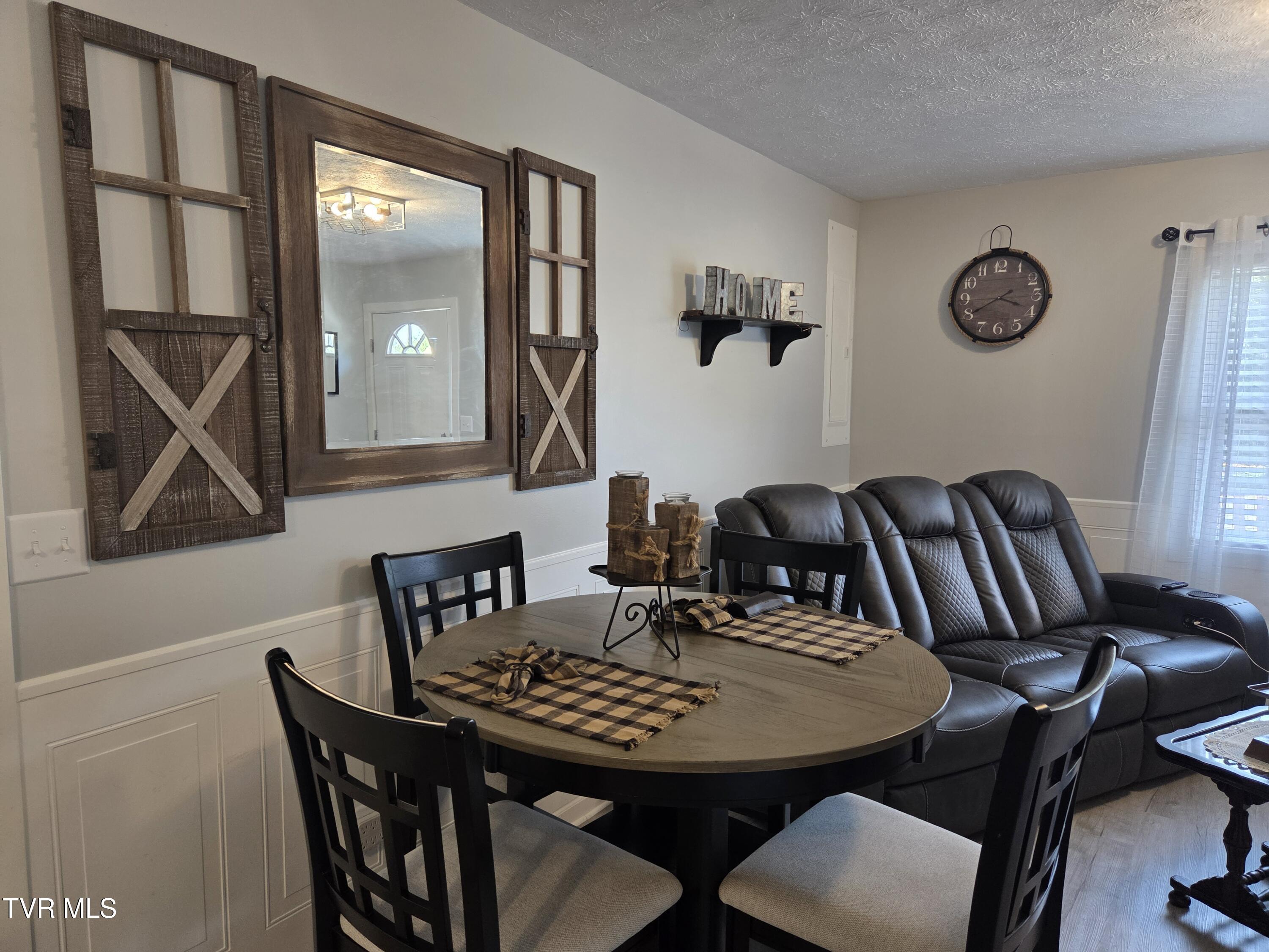 Image 4: Dining Area