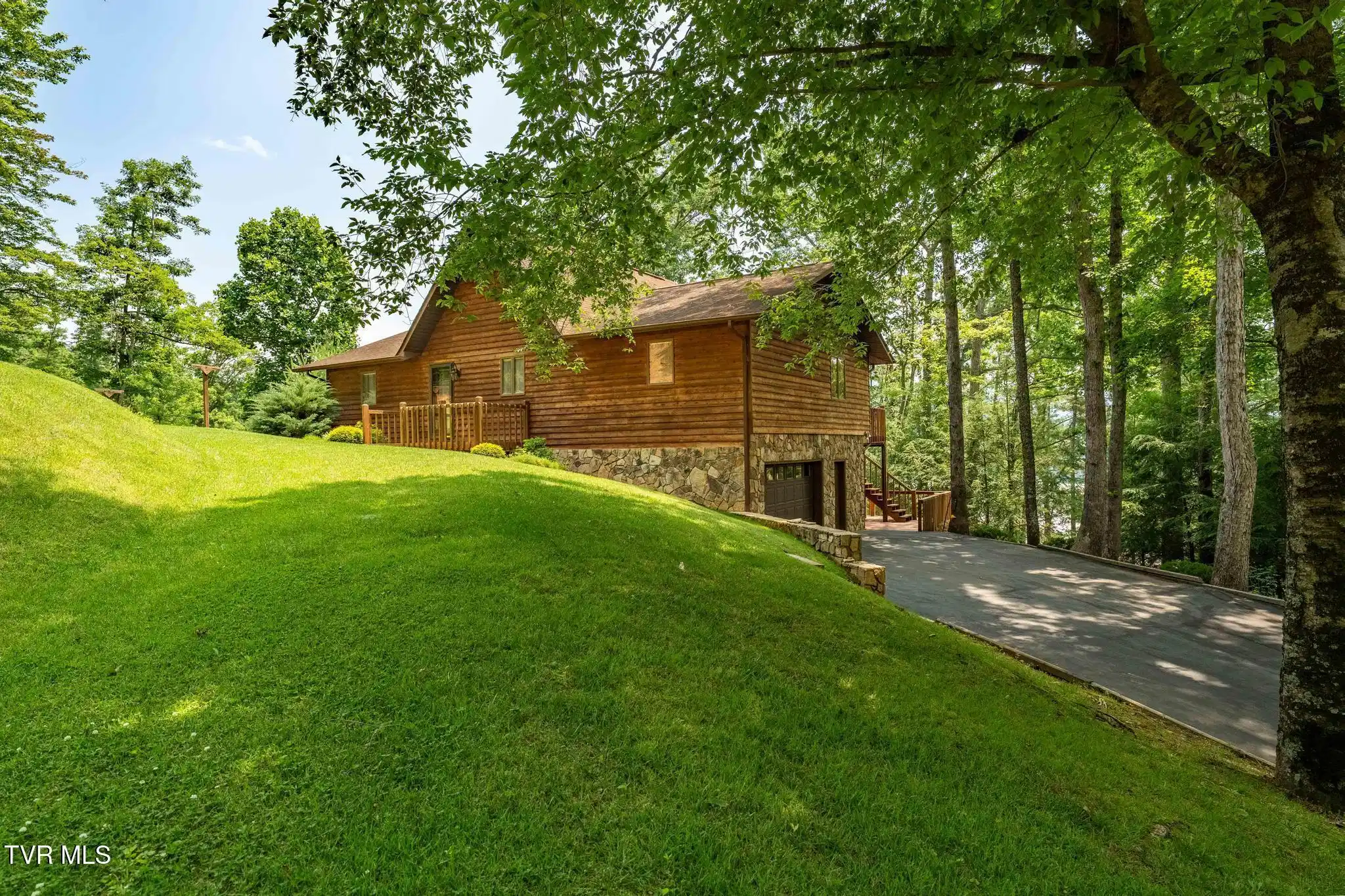 Image 1: 196 Hiddenwood Drive (2 of 46)