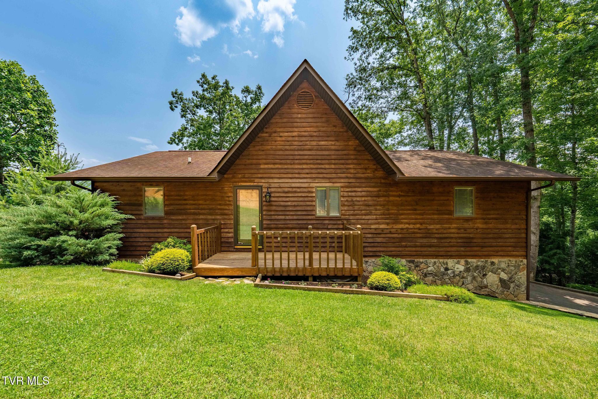Image 3: 196 Hiddenwood Drive (4 of 46)