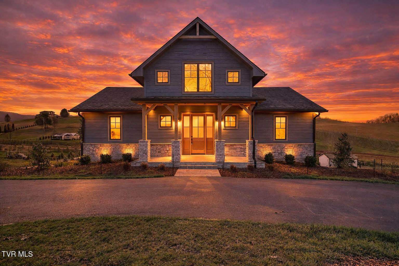 Image 2: Staged 136 Farmhouse VIllage Trl DST-9