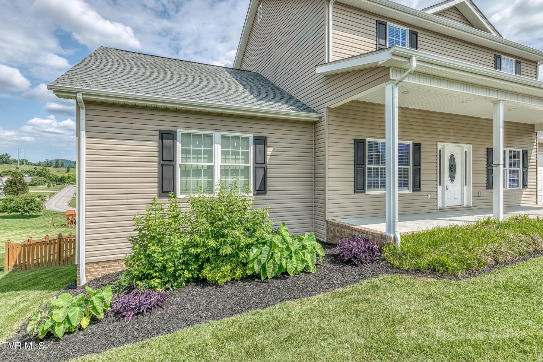 Image 4: 228 Country Meadow Cir Exteriors-19