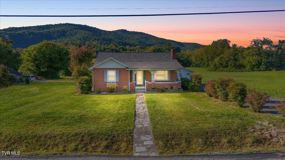 Image 1: 602 Massachusetts Avenue