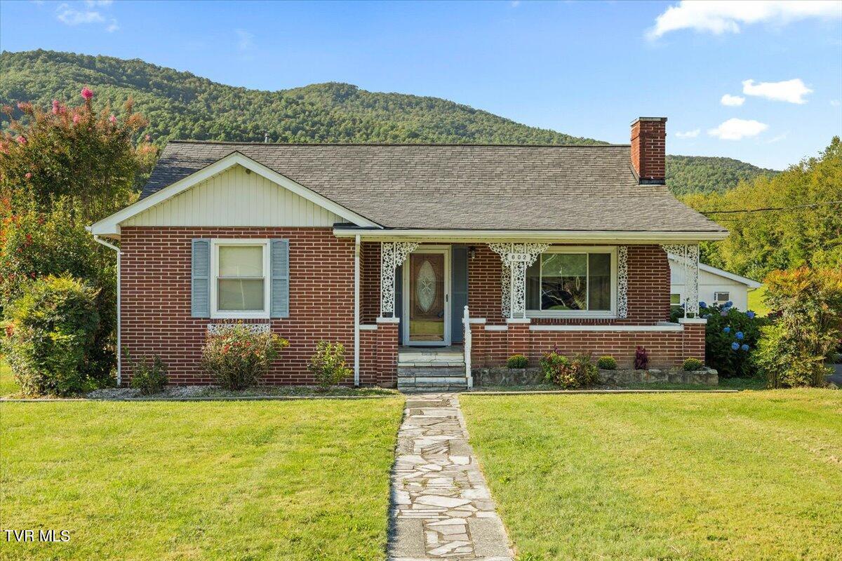 Image 2: Cute brick cottage