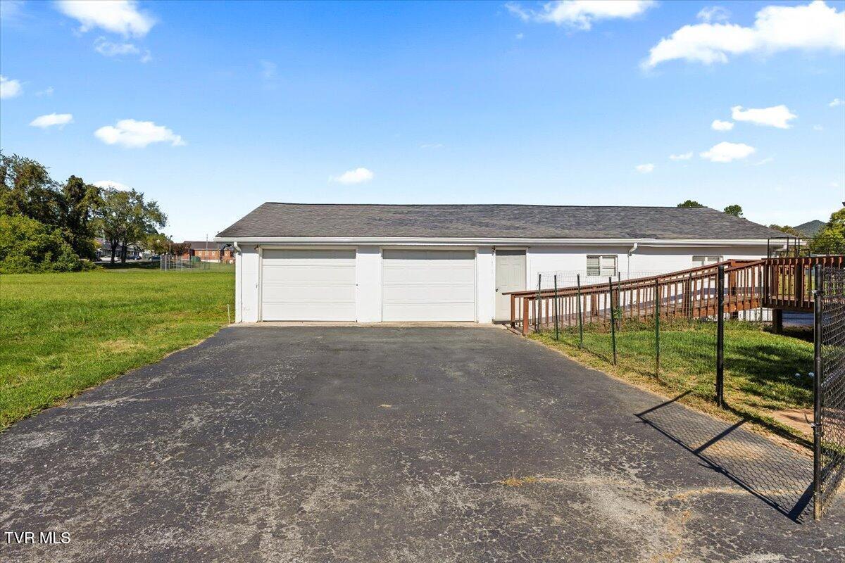 Image 4: Garage with apartment