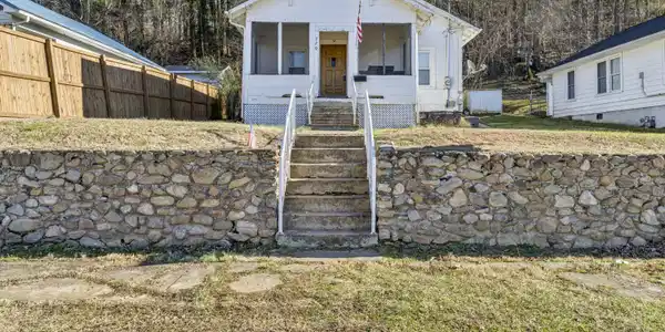 220 New Avenue
