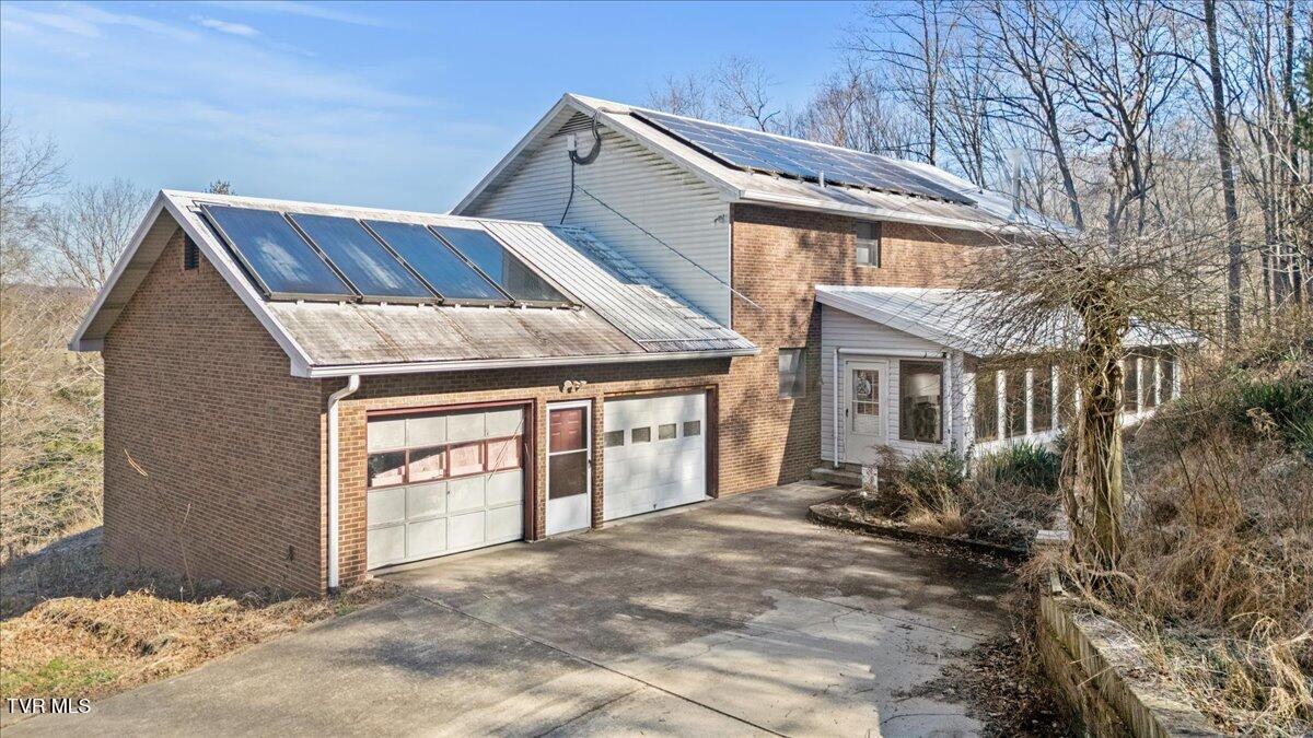 Image 3: Garage of Big House