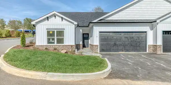 Image 2: 106 Klm Dr., Unit 15-17-5