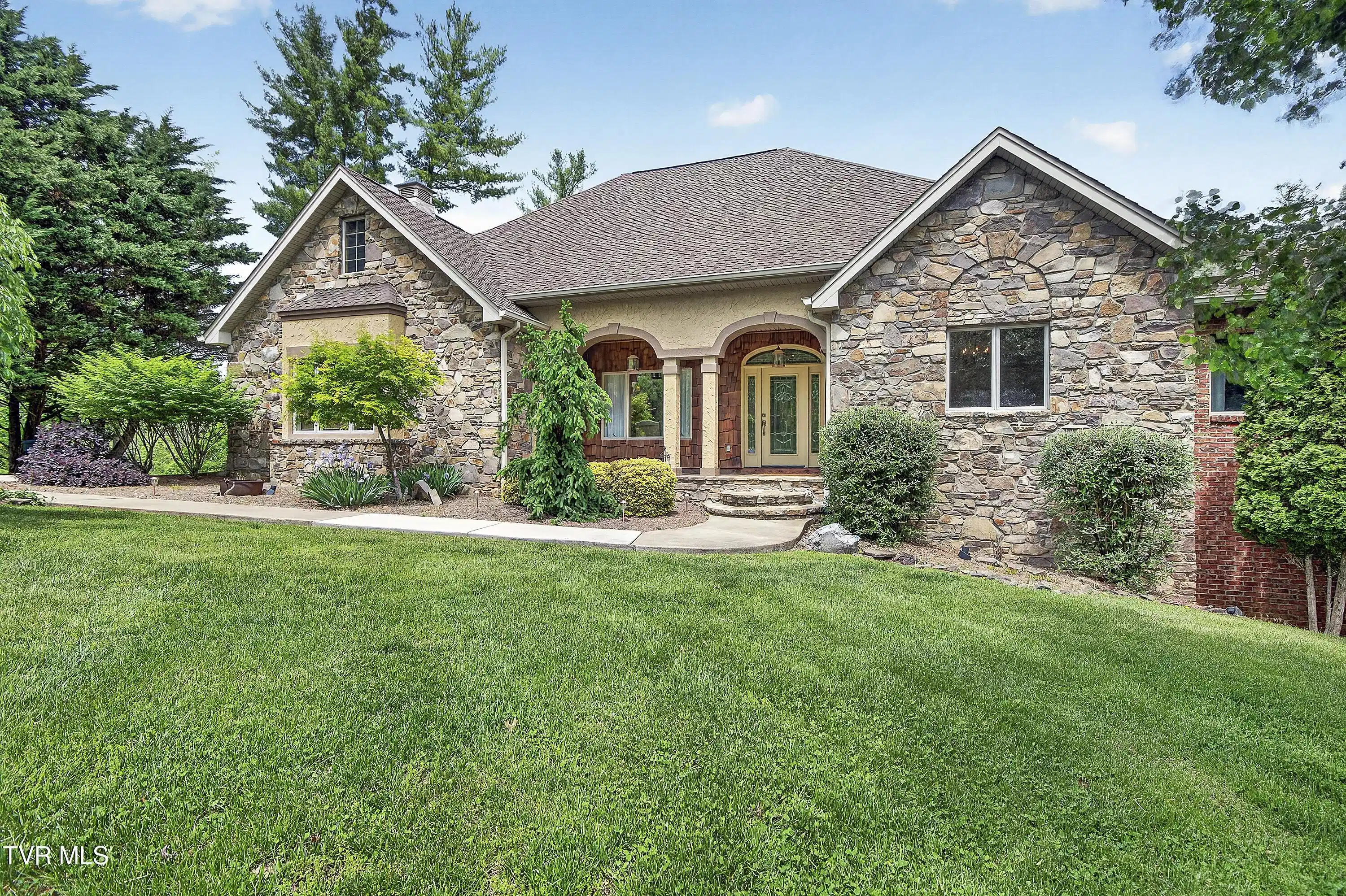Image 1: 20268 Heron Circle