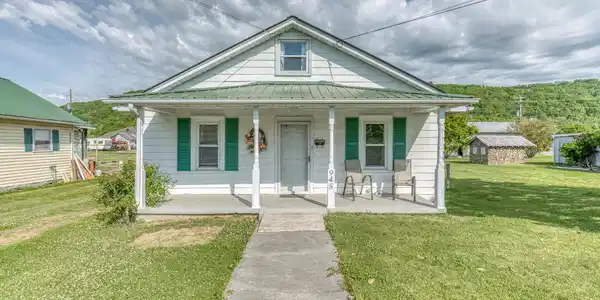 945 North Elm Avenue