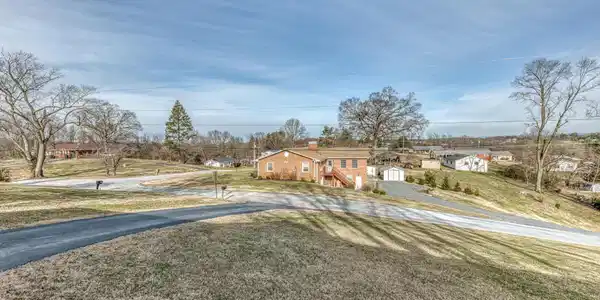 Image 3: Front yard