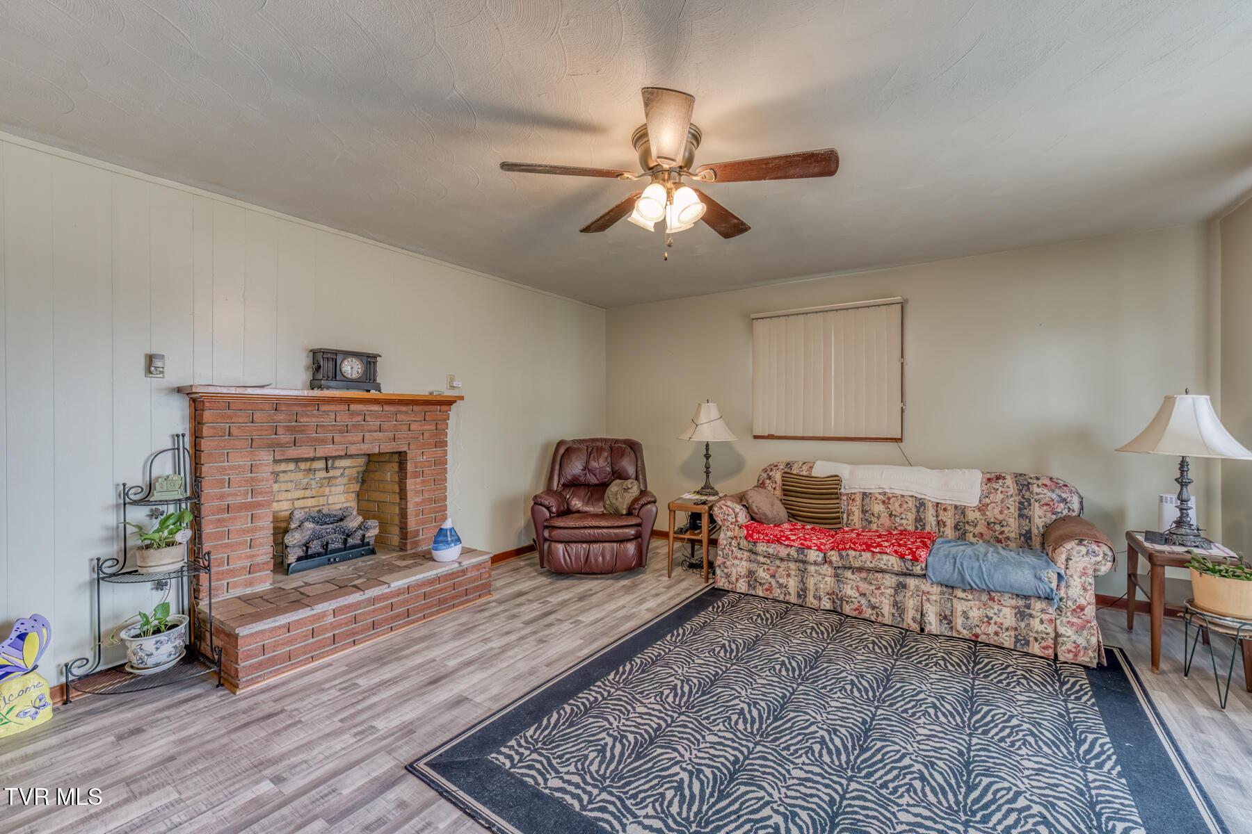 Image 4: Living rm -1