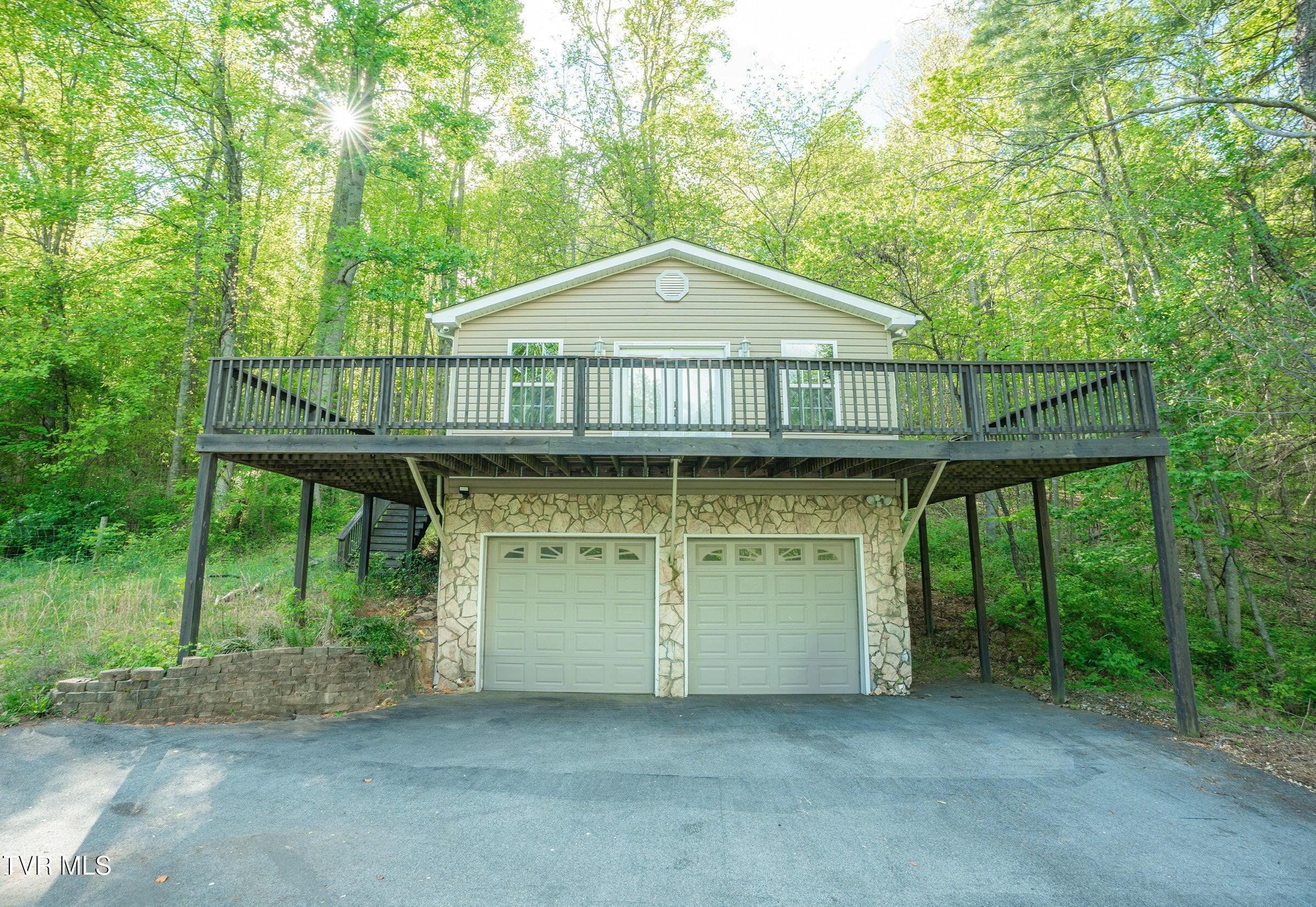 Image 4: Garage building