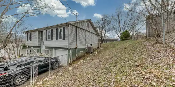 Image 2: 1209 Idlewylde Cir -2