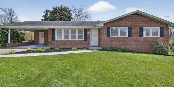 882 Northeast Panacella Drive
