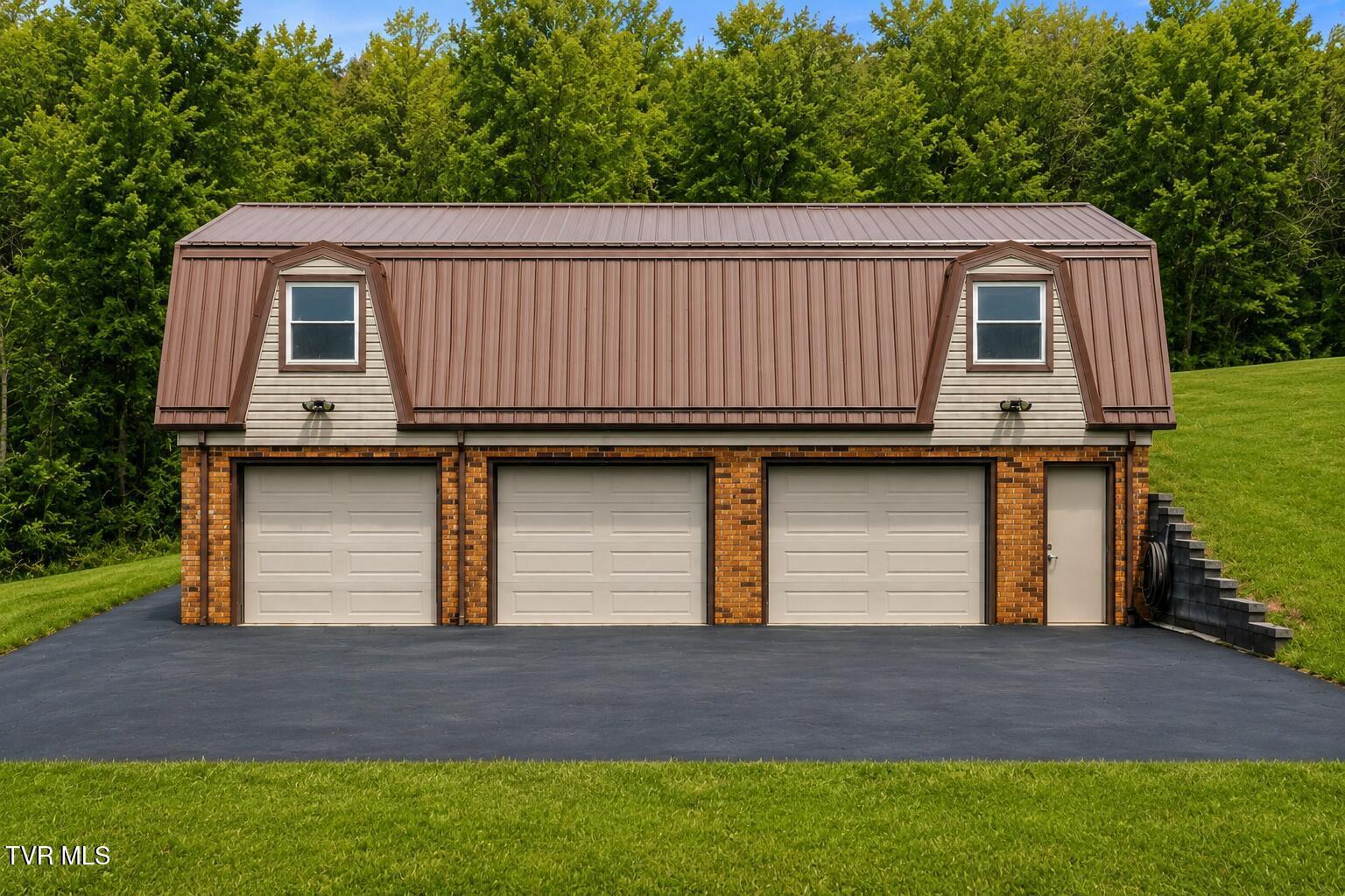Image 4: 3 car detached garge w/storage above