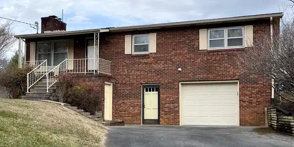 Image 3: Driveway to front door