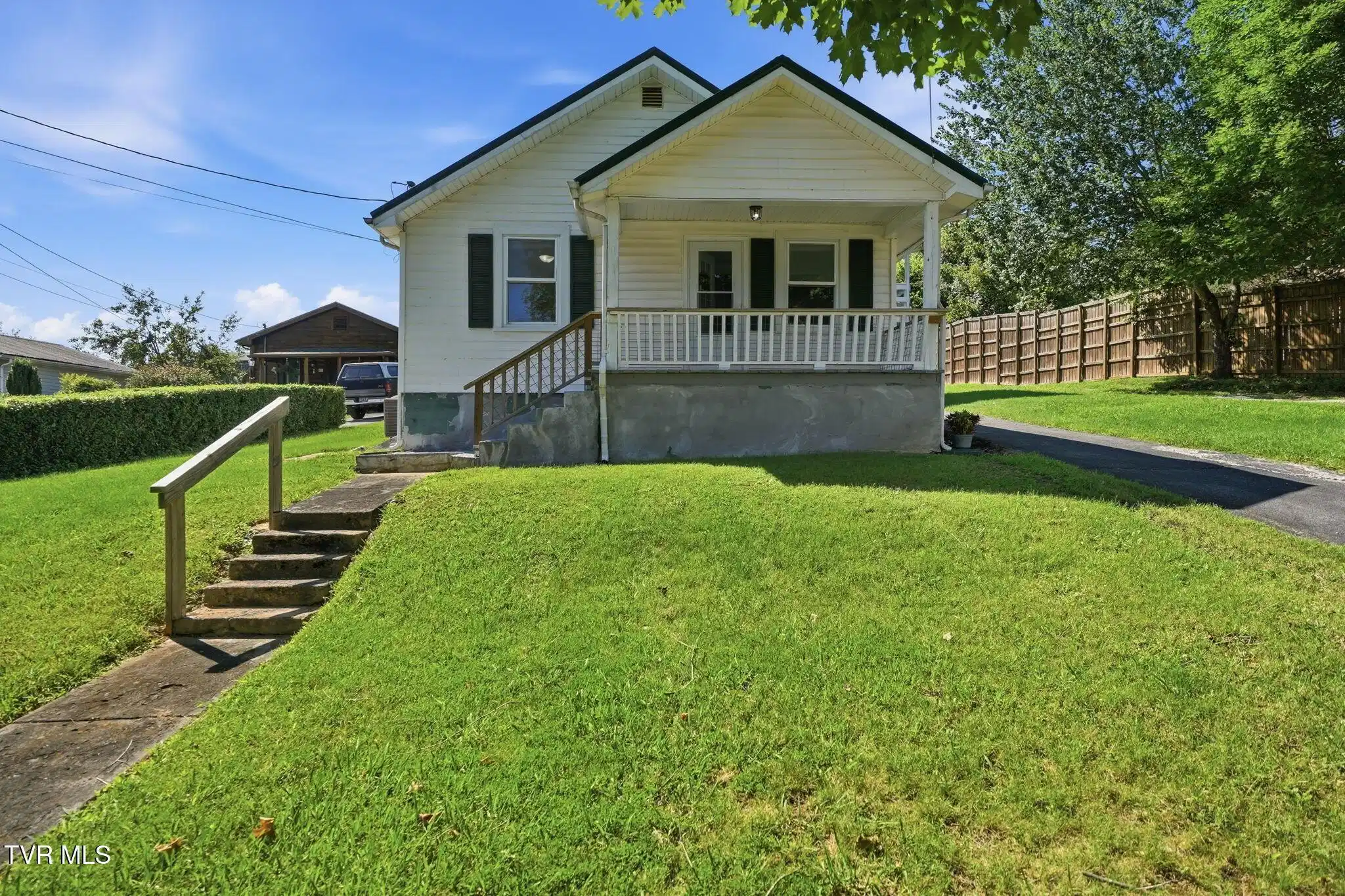 Image 1: 1-web-or-mls-008_DSC05024