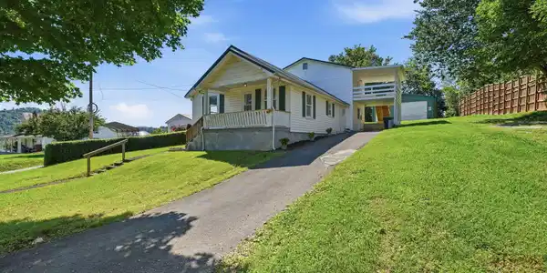 Image 3: 3-web-or-mls-002_DSC04979