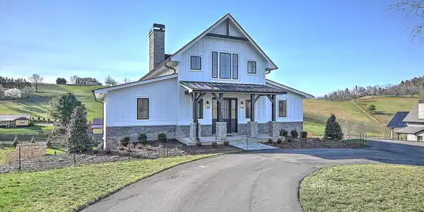 Image 4: 190 Farmhouse Village Trl DST-2