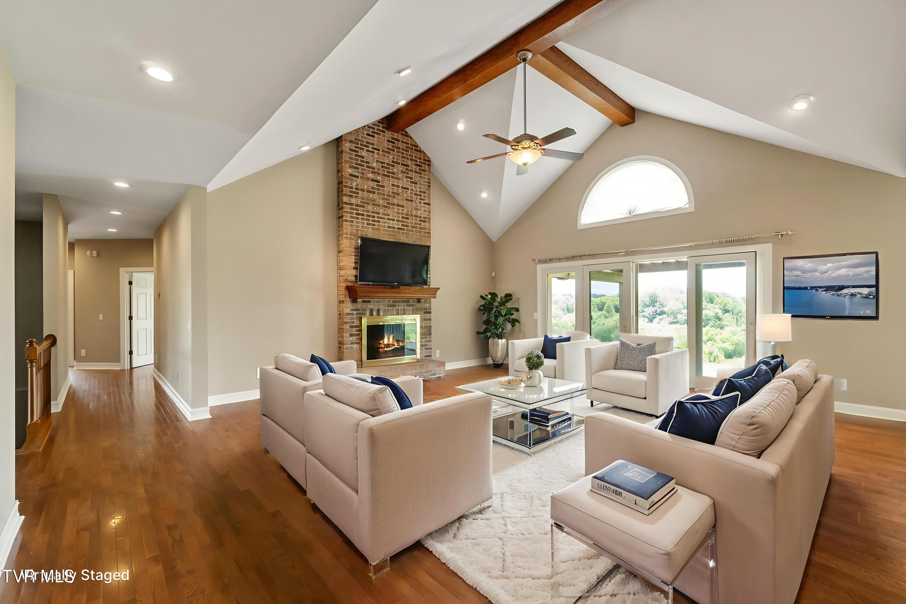 Image 4: 3 - Living Room - Modern - 0