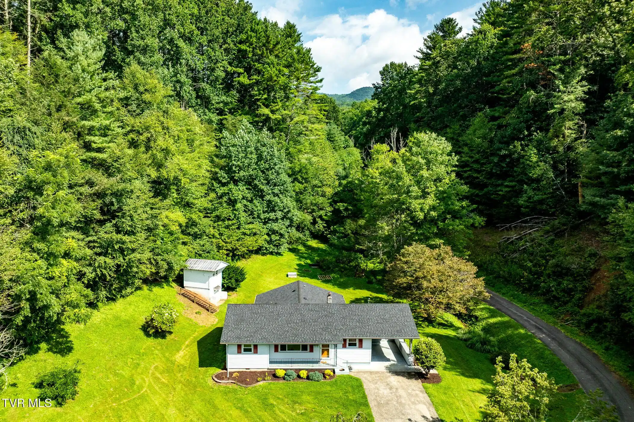 Image 1: 937 Robinson Hollow Lane (14 of 86)