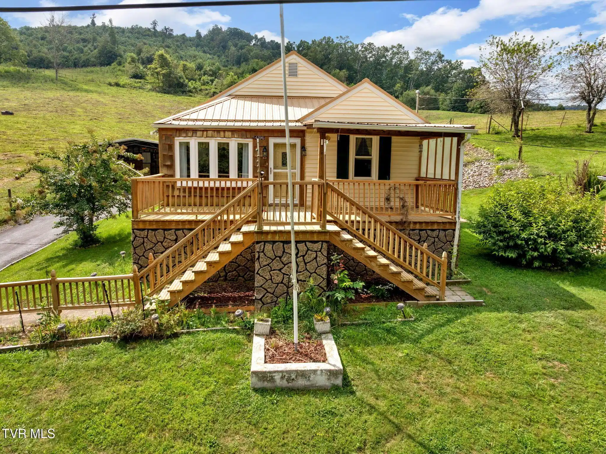 Image 1: 1-web-or-mls-JH 20250821-109