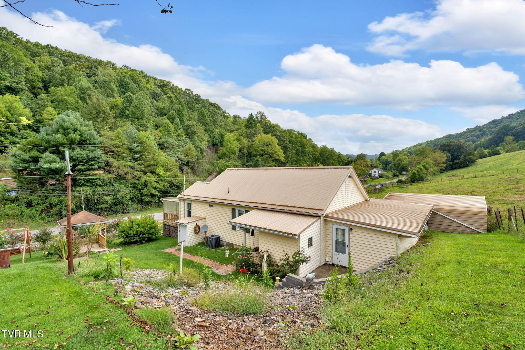 Image 3: 3-web-or-mls-JH 20250821-073
