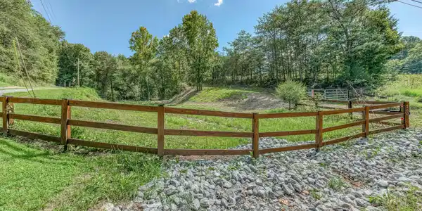 Image 3: 280 Old Cemetery Rd-6
