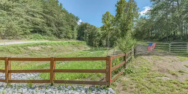 Image 4: 280 Old Cemetery Rd-7