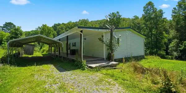 Image 3: Carport