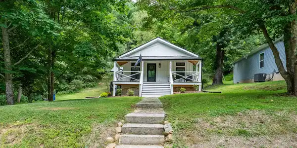 Image 3: 703 Pine St (4 of 28)