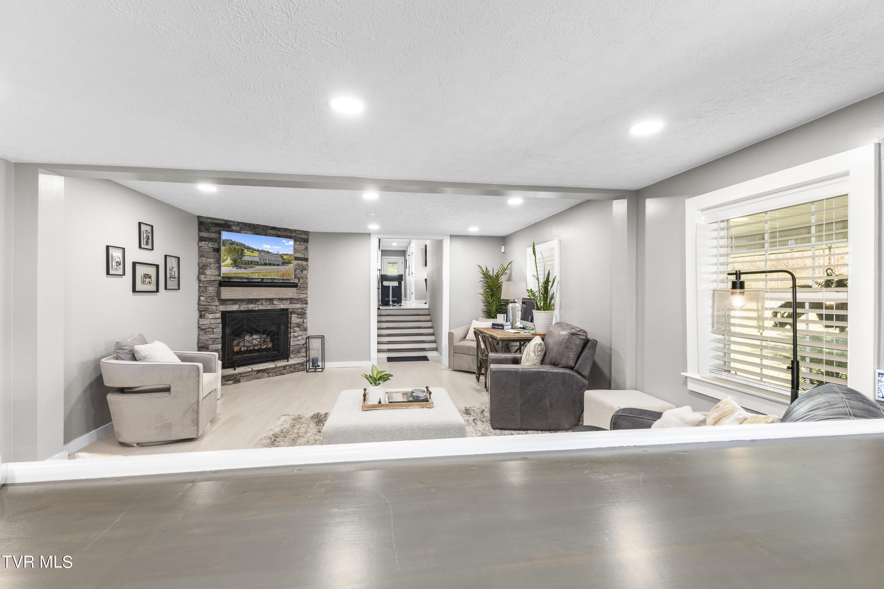 Image 4: living room