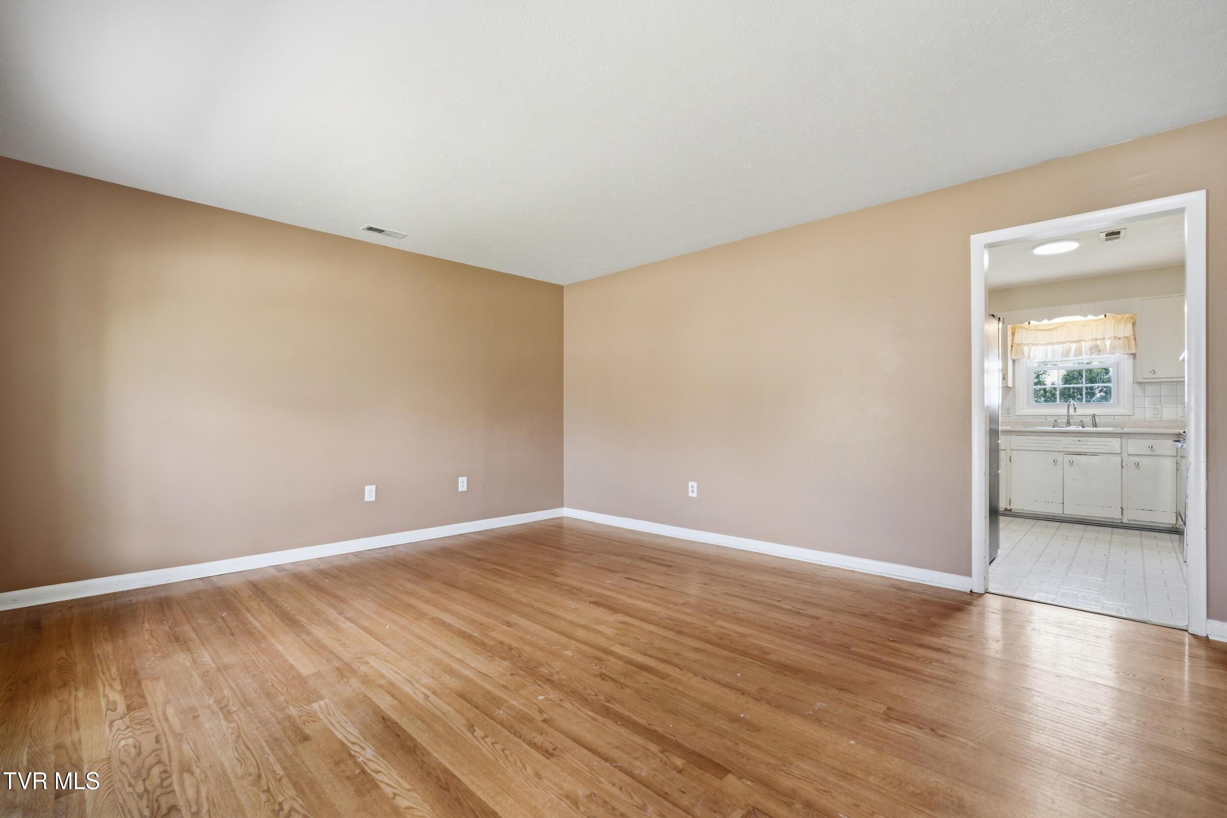 Image 2: 7_1005 lake st-01