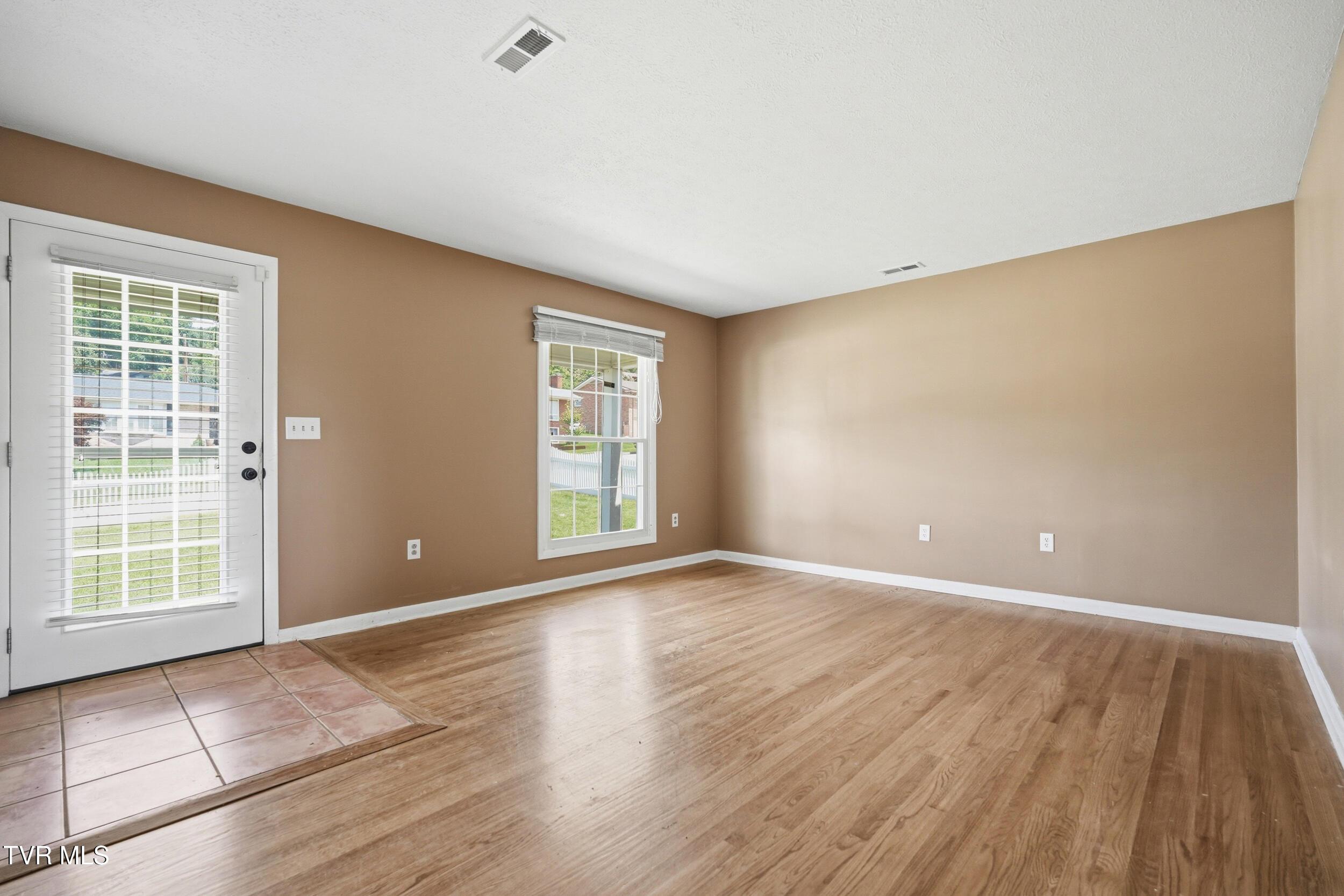 Image 3: 8_1005 lake st-02