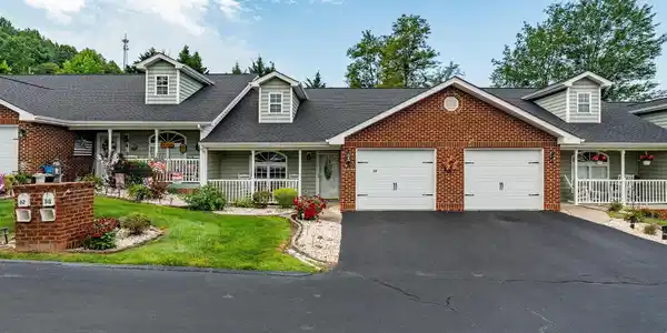 Image 4: 58 sage wood court (4 of 33)