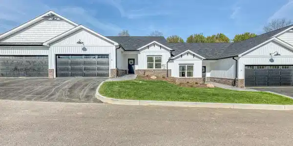 Image 2: 106 Klm Dr., Unit 15-17-4