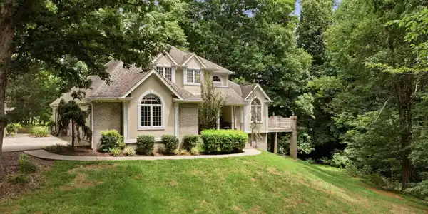 Image 2: 91-web-or-mls-134 Sycamore Dr-2 (2)