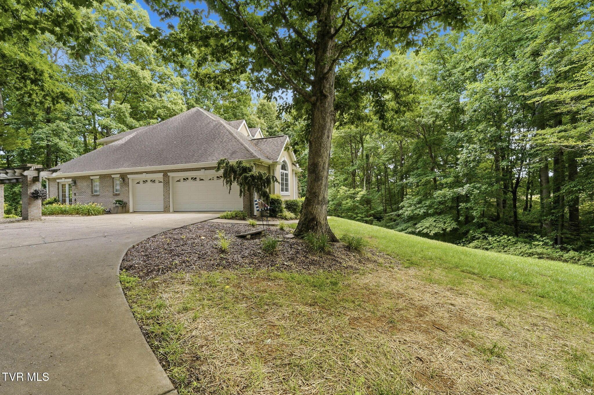 Image 3: 100-web-or-mls-134 Sycamore Dr-28 (2)