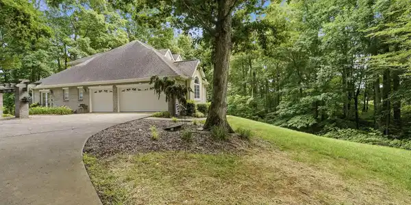 Image 3: 100-web-or-mls-134 Sycamore Dr-28 (2)