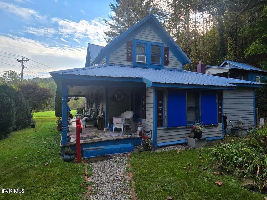 Image 2: 123 Mcmahn Gibbs Side porch