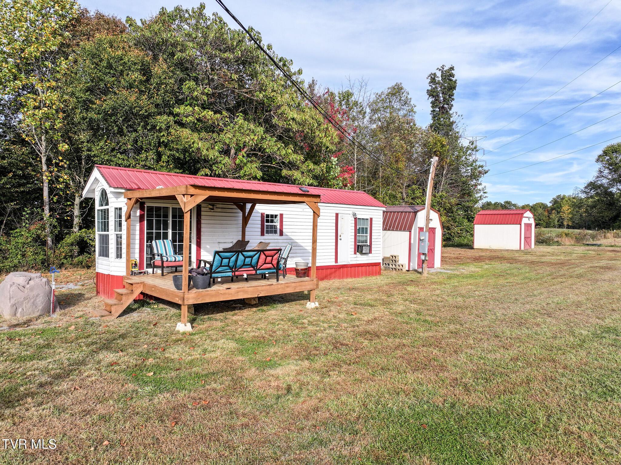 Image 3: 202 Tweed Rd Front