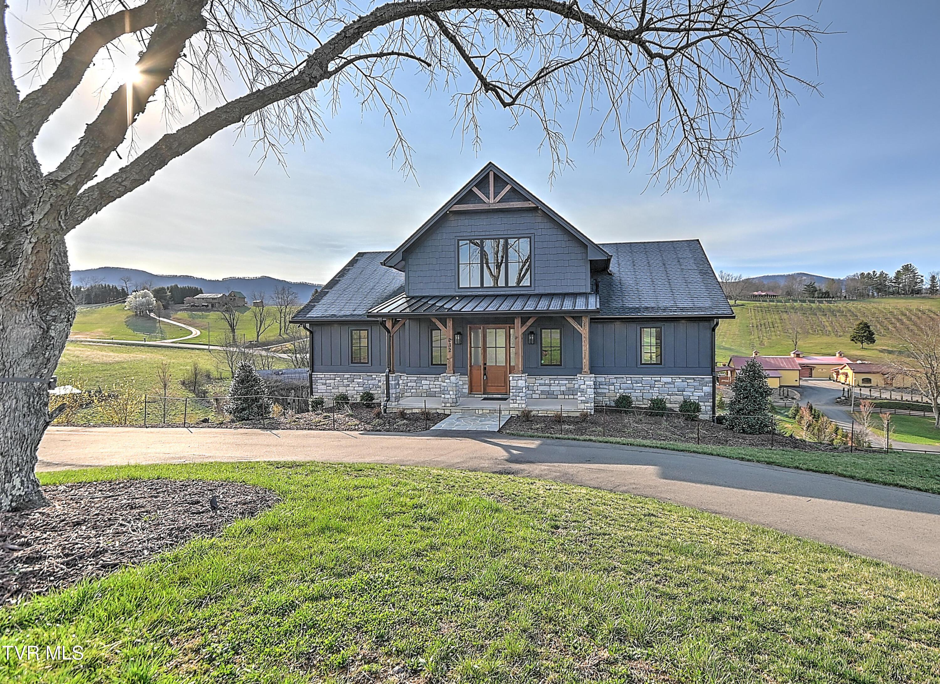 Image 2: 232 Farmhouse Village Trl DS-2