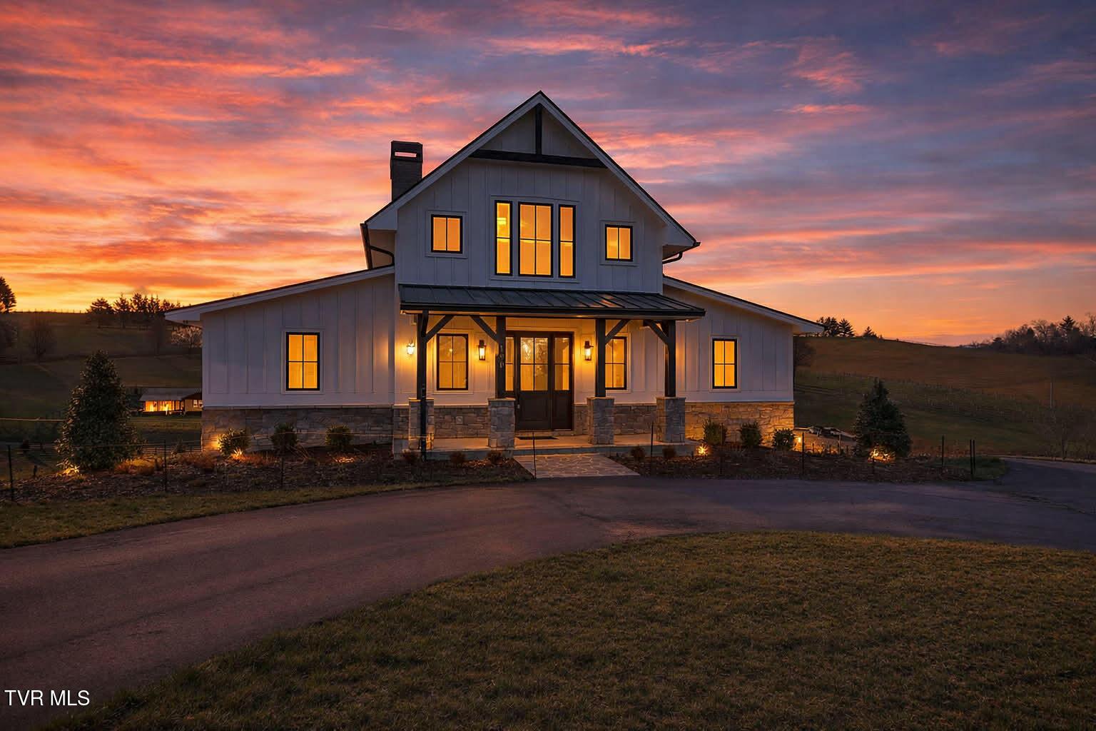 Image 2: Staged 190 Farmhouse VIllage Trl DST-2