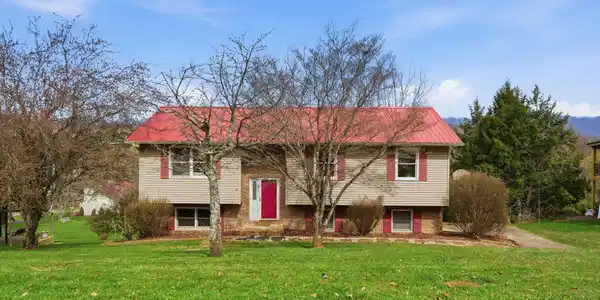 905 South Sherbrooke Drive