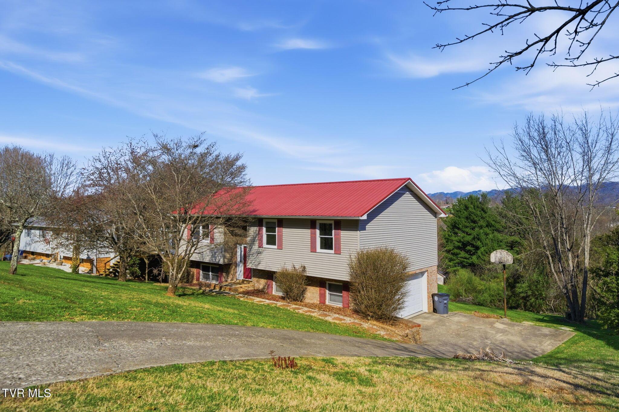 Image 4: Side and Garage