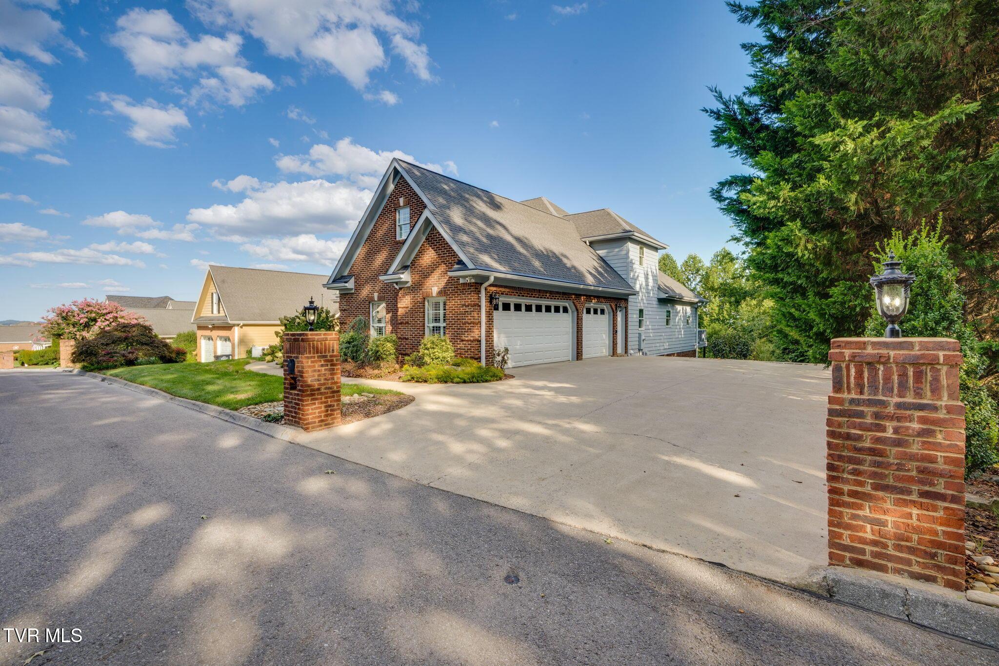 Image 3: Driveway Entry