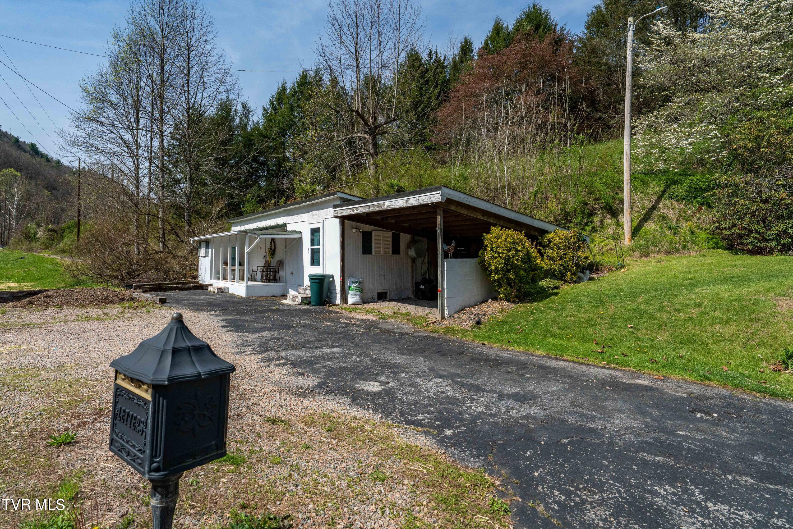 Image 3: 6646 Roan Creek Rd (3 of 81)