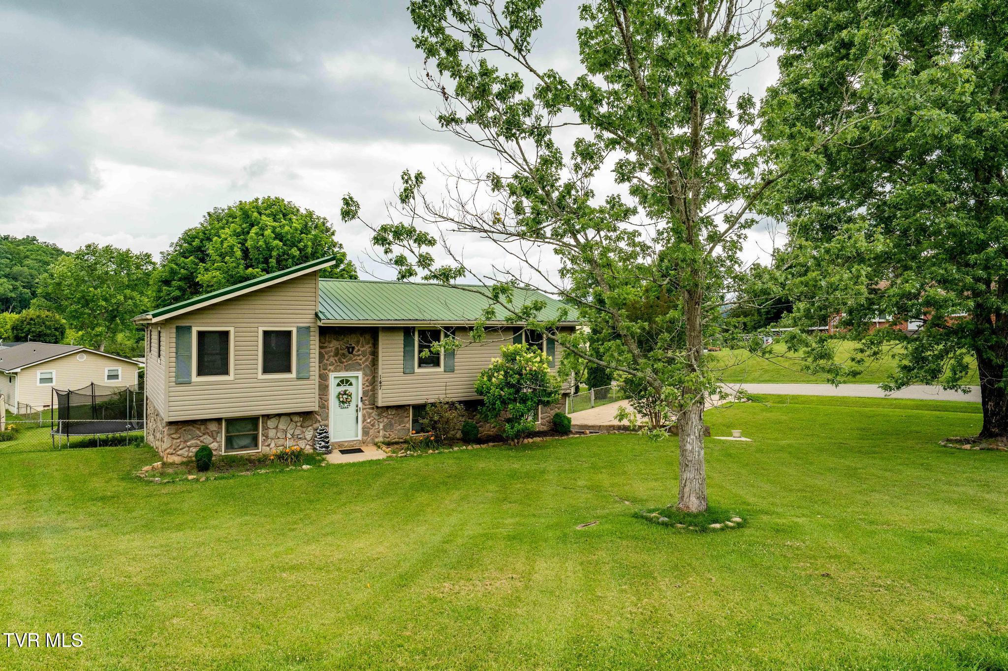 Image 3: 147 Hillcrest Circle (2 of 55)