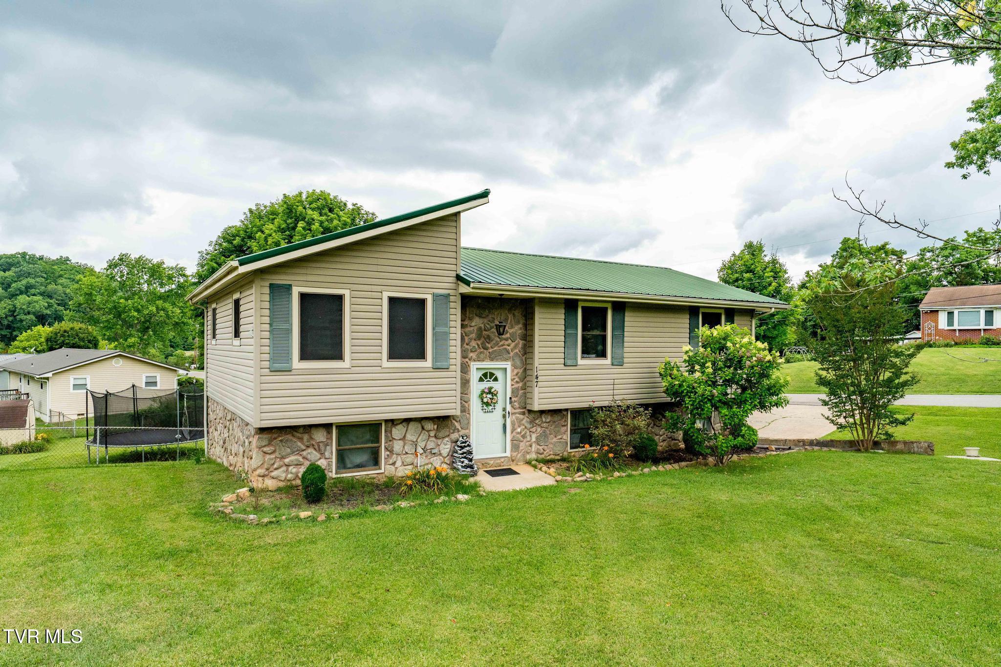 Image 4: 147 Hillcrest Circle (3 of 55)