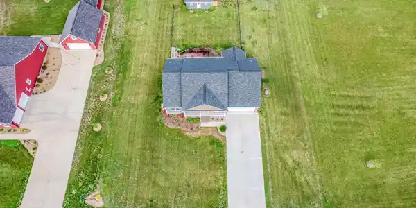 Image 4: 1007 Deerfoot Cir-4